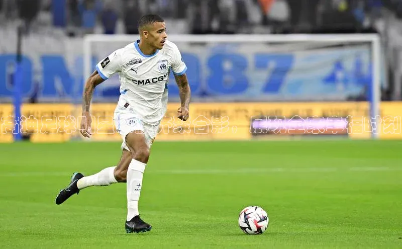 球友会app官方网站入口京东高迪足球明星家族齐聚合影，展现全家幸福时刻